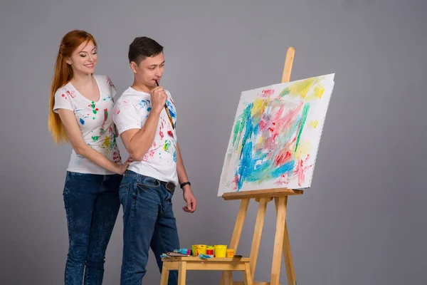 guy and the girl draw paints