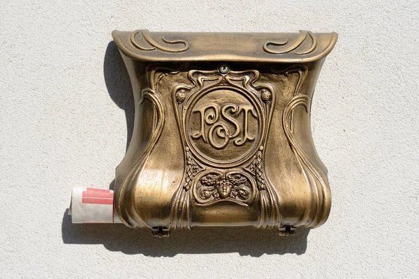 Starej dekoracyjne skrzynki pocztowej — Zdjęcie stockowe