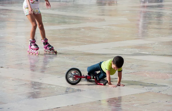 Boy fell from the bike — Stock Photo, Image