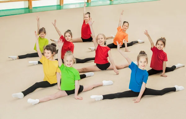 Gelukkige actieve kinderen in sportschool — Stockfoto