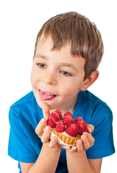 Mały chłopiec jedzenia ciasta z owocami. — Zdjęcie stockowe