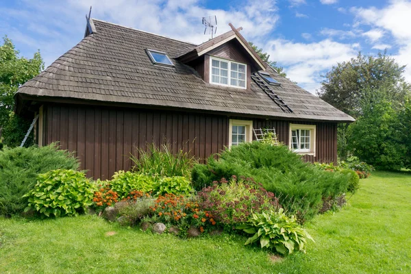 Ancienne maison ethnographique en bois — Photo