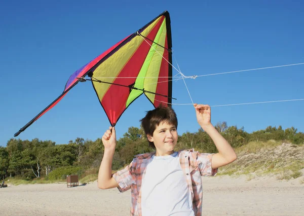 Ragazzo che vola un aquilone colorato — Foto Stock