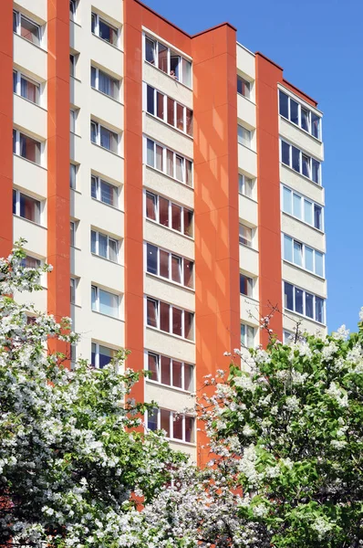 Residential building in the park — Stock Photo, Image