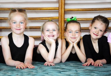 Spor salonunda mutlu çocuk