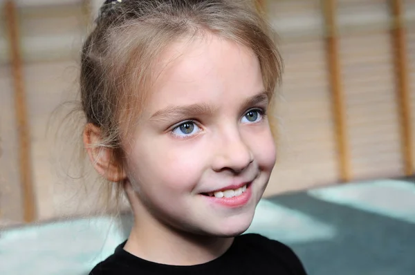 Felice bambina in palestra — Foto Stock