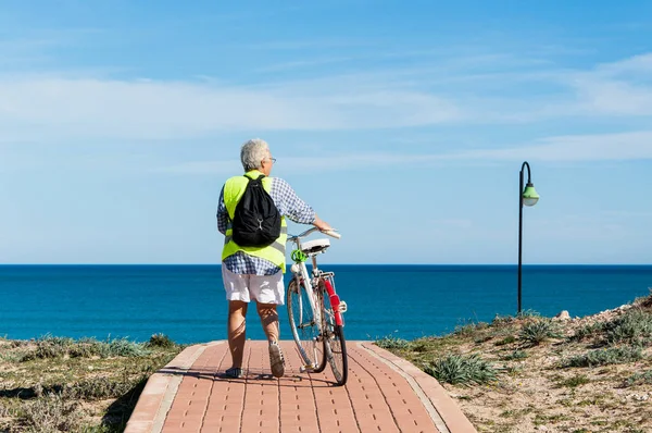 Senior woman traveling with bike — Stock Photo, Image