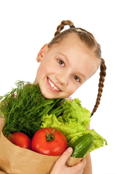 Bir paket sebze ile küçük kız — Stok fotoğraf