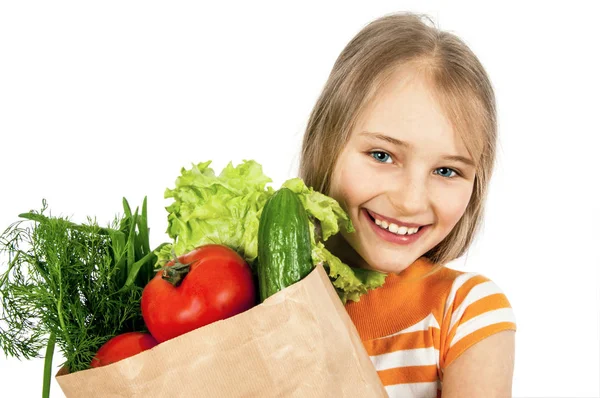 Chica con bolsa de papel de verduras — Foto de Stock