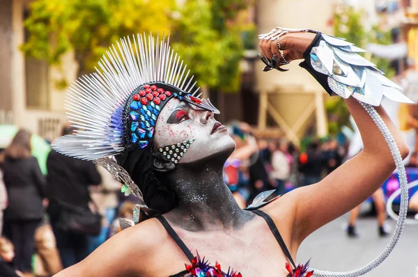 Torrevieja, 19 Şubat: Karnaval grupları ve kostümlü karakterler — Stok fotoğraf