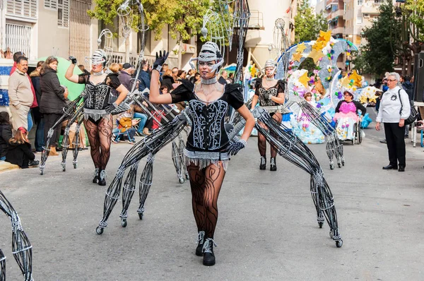 TORREVIEJA, 19 DE FEBRERO: Grupos de carnaval y personajes disfrazados — Foto de Stock