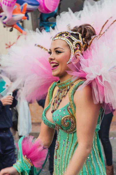 Torrevieja, 19 Şubat: Karnaval grupları ve kostümlü karakterler — Stok fotoğraf