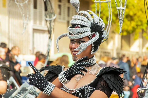 TORREVIEJA, FEVEREIRO 19: Grupos carnavalescos e personagens fantasiados — Fotografia de Stock