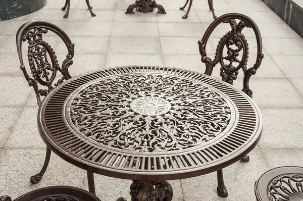 Żeliwny stół ogrodowy i krzesła — Zdjęcie stockowe