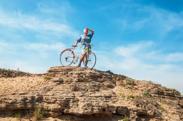 Senior kvinna att resa med cykel — Stockfoto