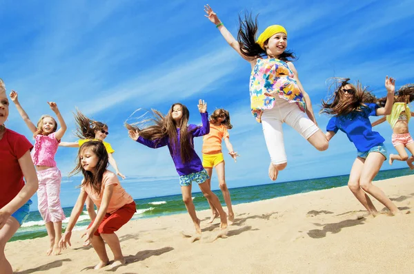Crianças ativas felizes pulando — Fotografia de Stock