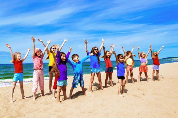 Aktivní šťastné děti na pláži — Stock fotografie