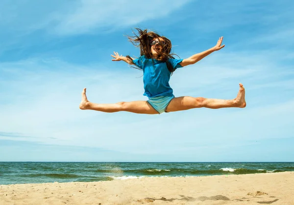 Szczęśliwa dziewczyna active skoki na plaży — Zdjęcie stockowe