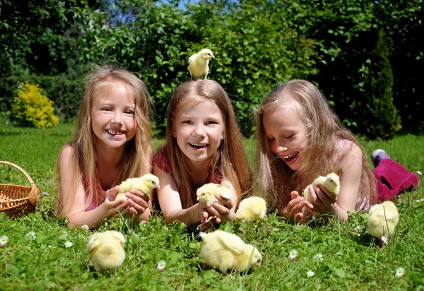 Meninas brincando com pintainhos — Fotografia de Stock