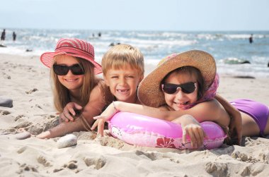 Sahilde mutlu komik çocuklar