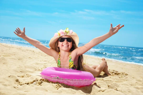 Šťastné legrační dítě na pláži — Stock fotografie