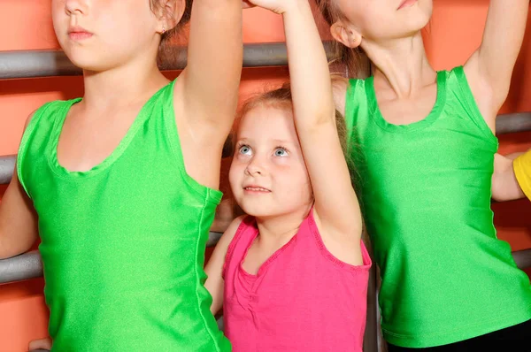 Lilla gymnaster gör övning i gymmet — Stockfoto