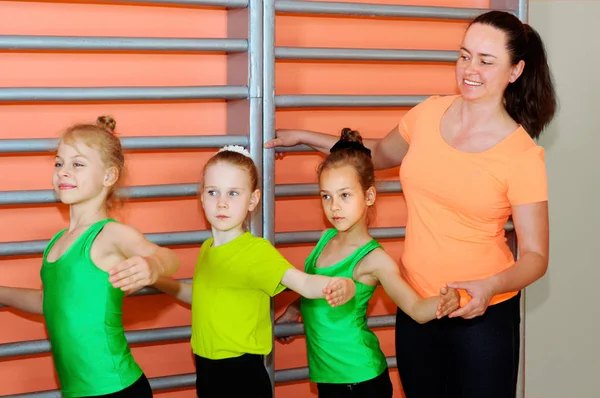 Gymnastiky trenéra učit holčičky — Stock fotografie