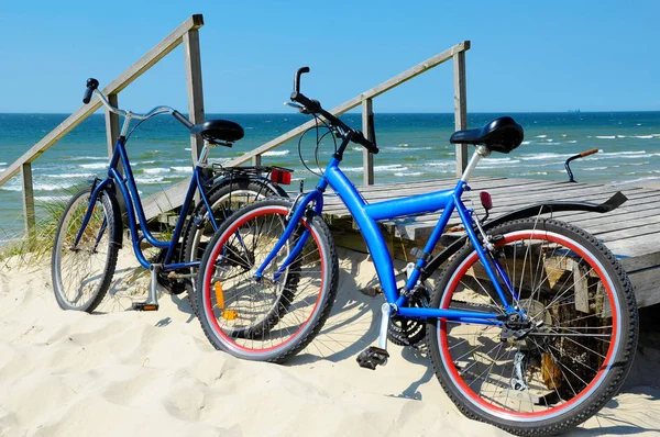 Cyklar på en sandstrand — Stockfoto