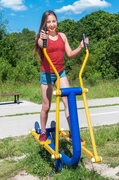 Happy sporty girl outdoors — Stock Photo, Image