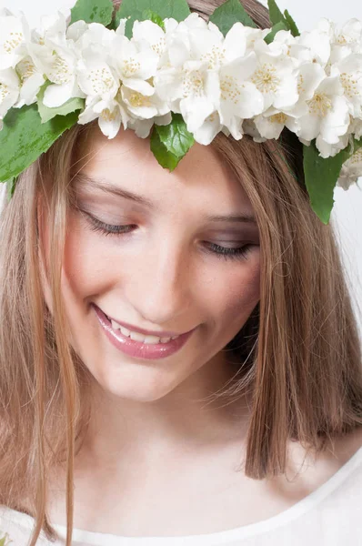 Beyaz çiçek çelenk ile güzel kız — Stok fotoğraf