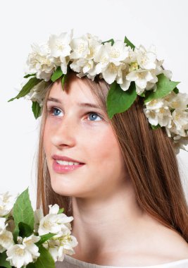   Güzel kız beyaz çiçek çelenk