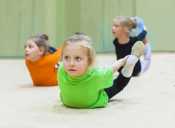 Spor salonunda egzersiz yaparak çocuklar — Stok fotoğraf