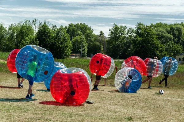 Dzieci bawiące się w Bubble Football — Zdjęcie stockowe