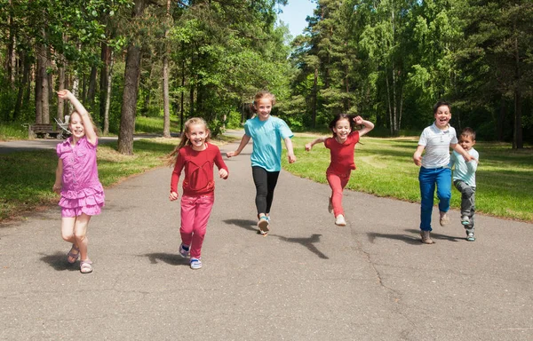 Feliz activo niños al aire libre —  Fotos de Stock