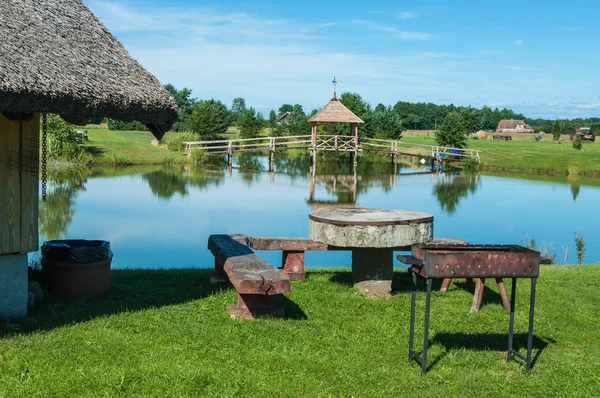 Lugar de descanso na costa do lago — Fotografia de Stock