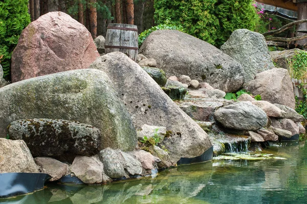 자연 석 및 집 정원에 있는 연못 — 스톡 사진