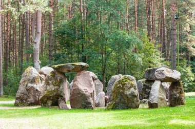 Ormanın içinde taş kompozisyonu