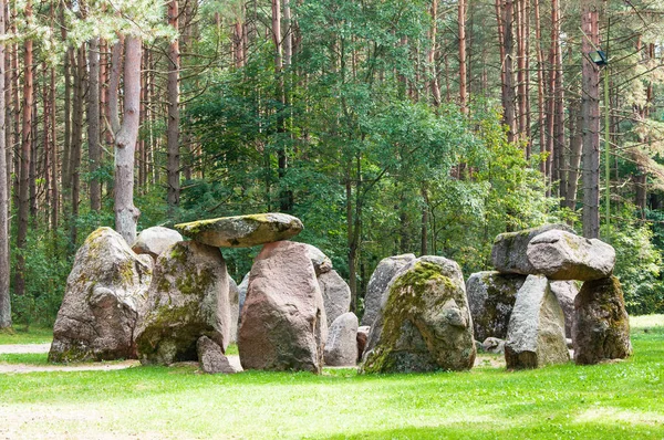 Ormanın içinde taş kompozisyonu