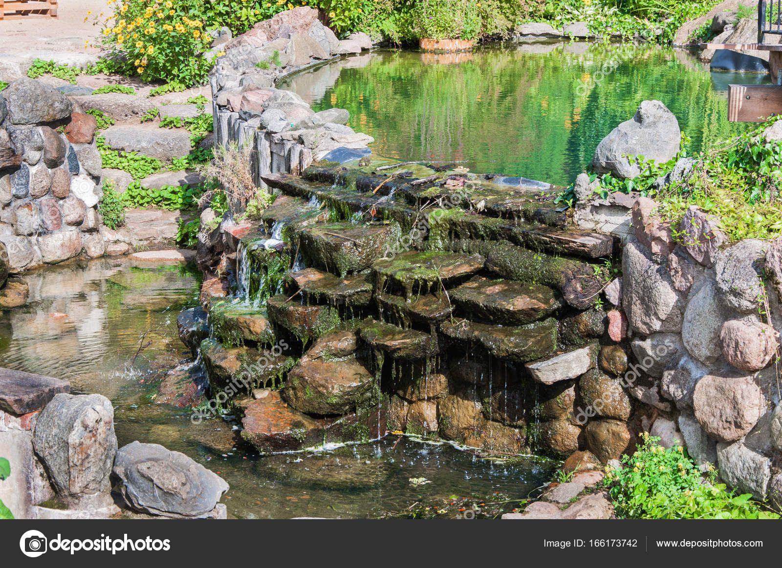 Alter Gartenteich Stockfotografie lizenzfreie Fotos © Katkov