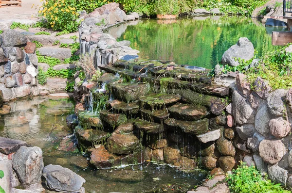 古い庭の池 — ストック写真