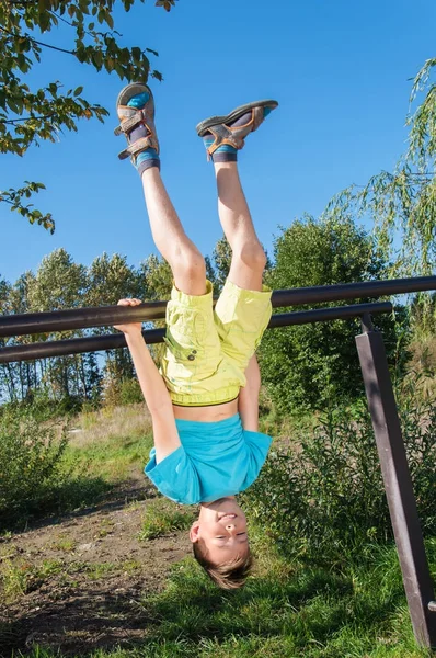 Boy doing sports exercise in park — Stock Photo, Image