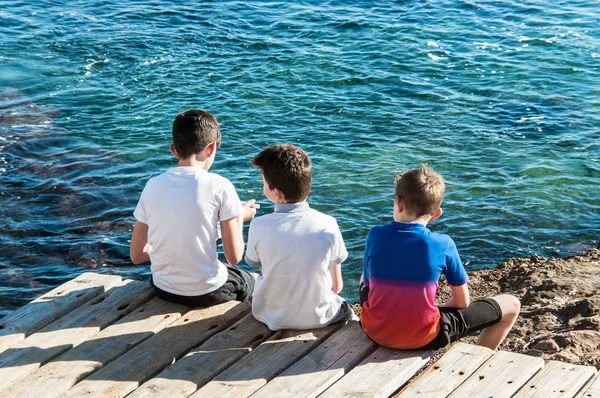 Children sit at a sea — Stock Photo, Image