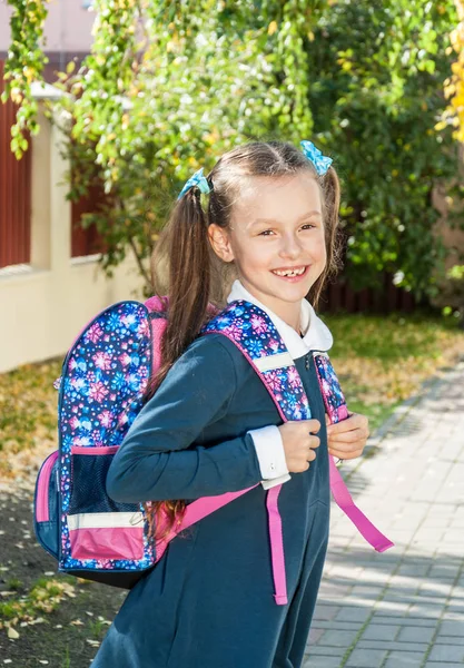 학교 가방 야외 행복 한 어린 소녀 — 스톡 사진