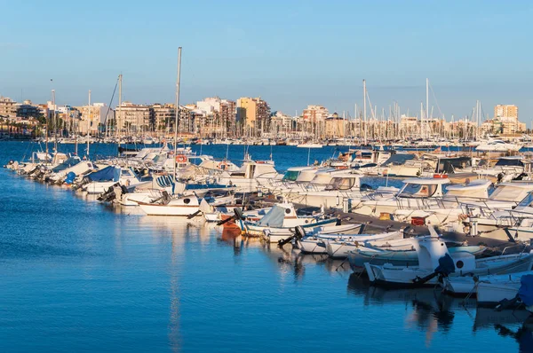 Spiaggia e porto turistico di Torrevieja — Foto Stock