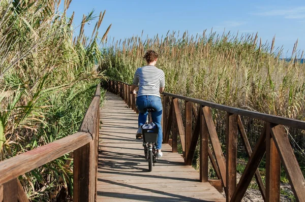 Girl riding bicycle in the countryside — Stock Photo, Image