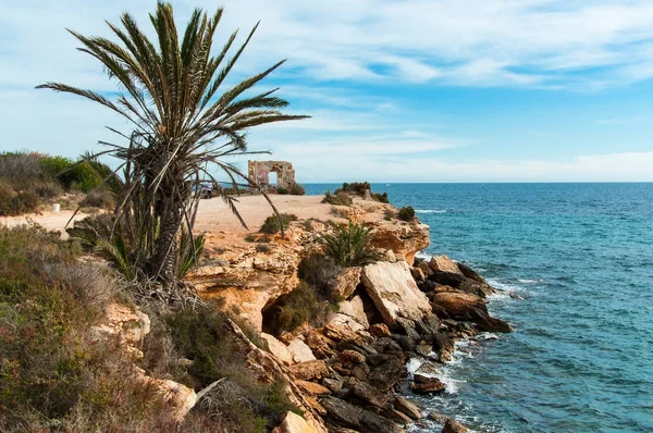 Prachtig zeegezicht landschap, rotsachtige kust. — Stockfoto