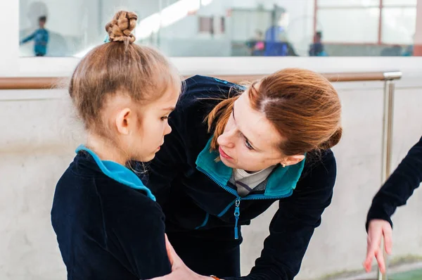 Pelatih mengajar gadis kecil — Stok Foto