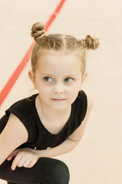 Маленька красива дівчинка гімнастка — стокове фото