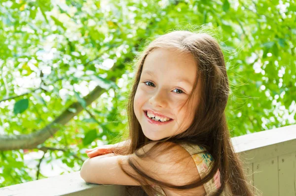 Linda niña brillaba de felicidad — Foto de Stock