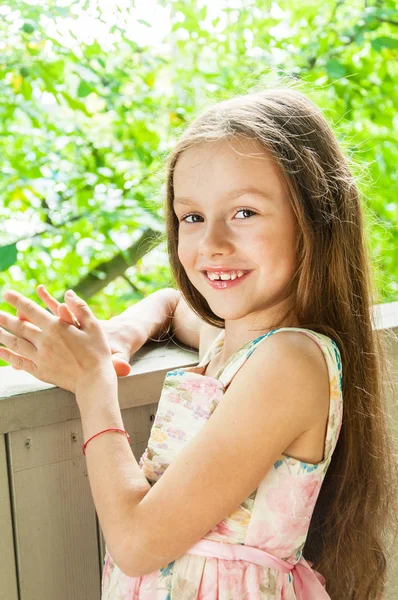 Schöne kleine Mädchen im Sommer Hintergrund — Stockfoto